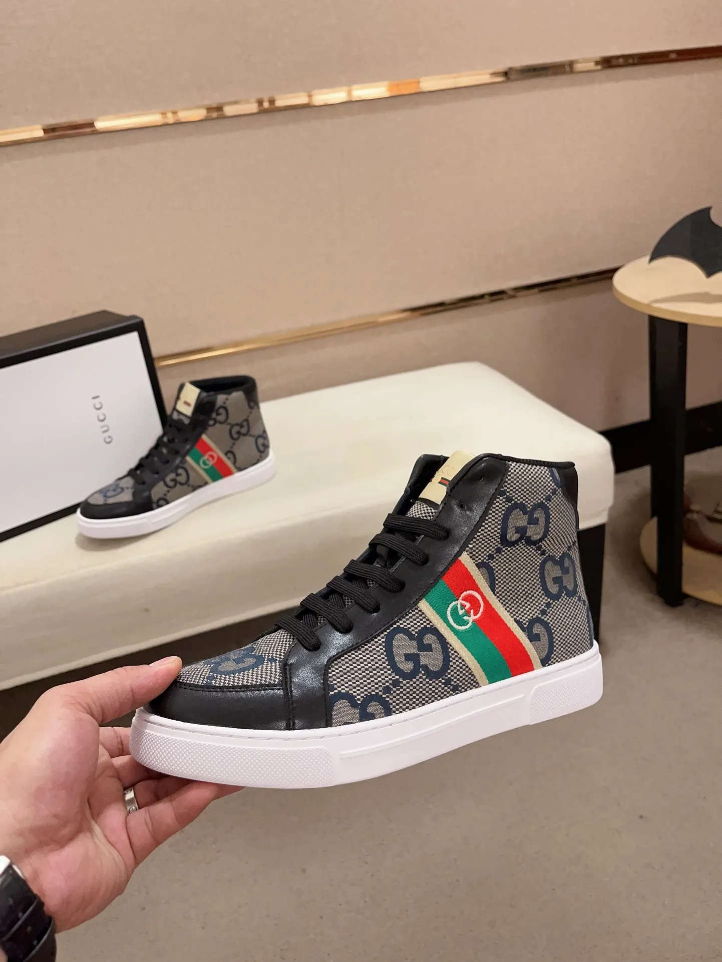 Men's shoes 💰 440 💰 High-quality new high-top GUCCI counters are on the market at the same time. The new men's shoes, 😘fabrics are selected imported cowhide, lining: sheepskin lining. 👍🏿 High-end ☄️ air-cushion molded anti-slip rubber outsole, exquisite lines, simple and elegant, comfortable and high-end for leisure travel. Code number: 38 to 44 (45 can be customized and cannot be returned or exchanged)